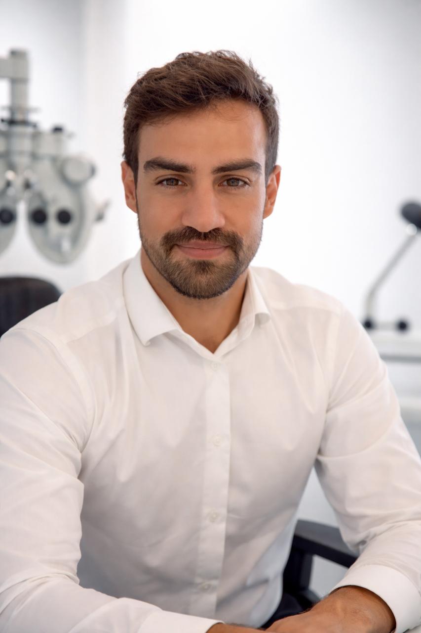 Dr. Guilherme Araújo em seu consultório de oftalmologia